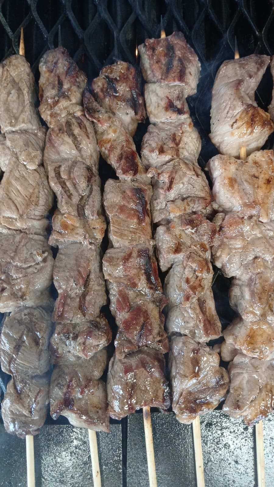 Espetinhos de carne na grelha