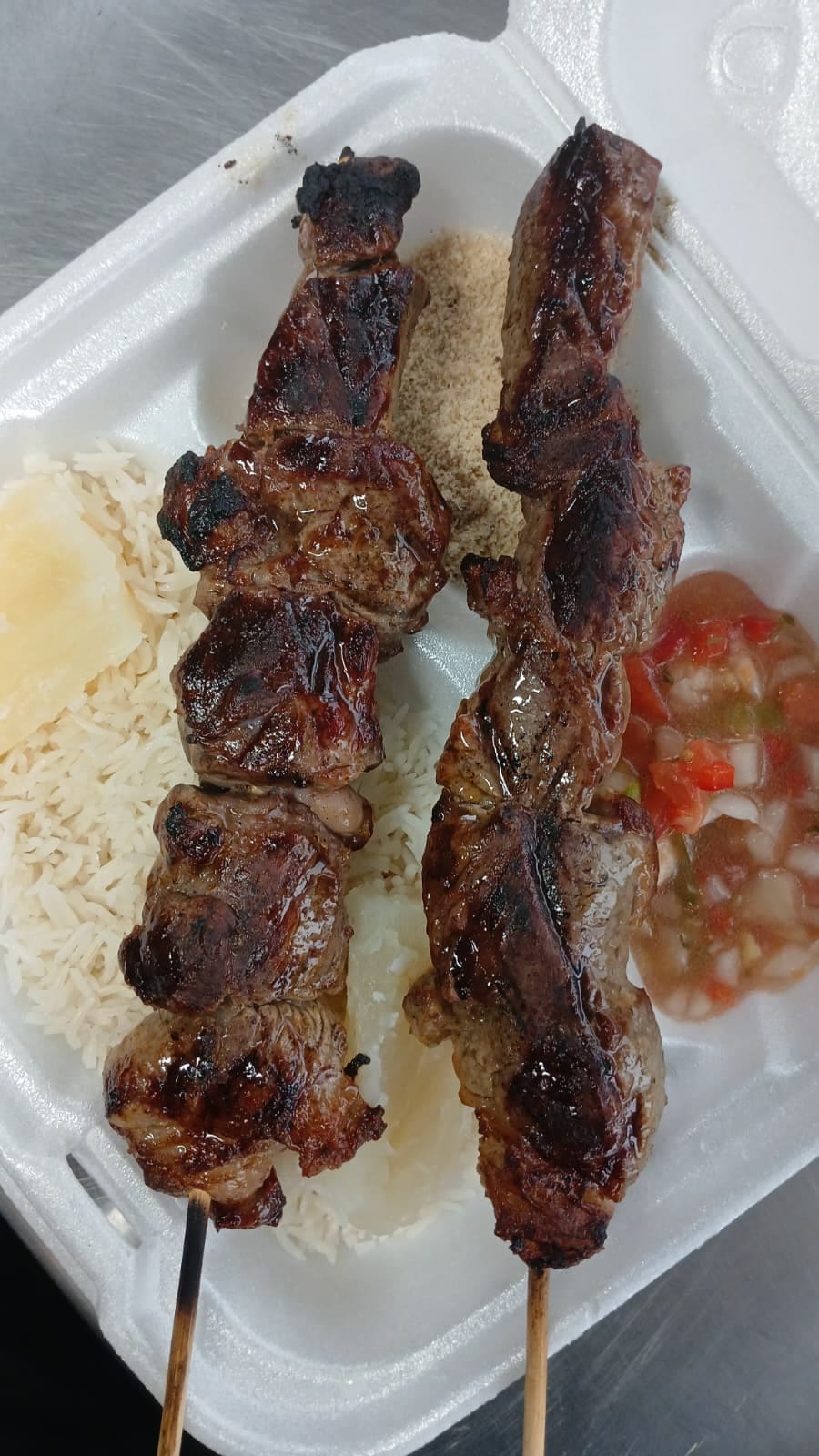 Espetinhos de picanha com arroz, farofa e vinagrete