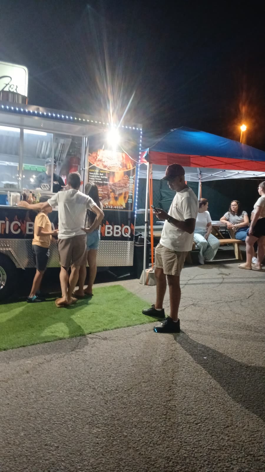Food truck Passarela Espetinho à noite com clientes